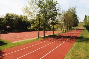 Kunststoffbelag Sportplatz Gymnasium Oschatz. Bau von Sportplätzen  in Riesa, Meißen, Großenhain.